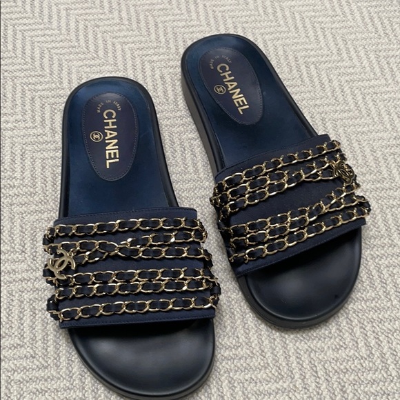 CHANEL navy slides gold chain and CC charms. - Picture 11 of 13